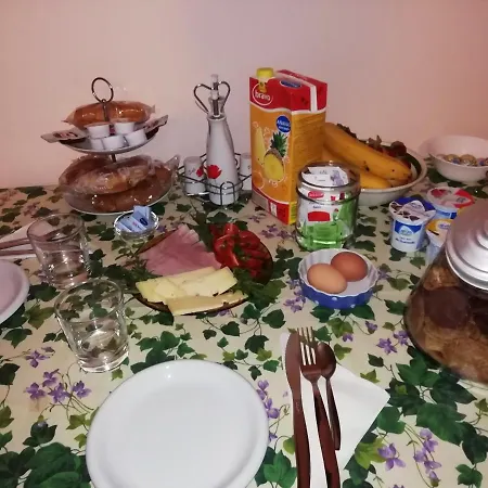 לינה וארוחת בוקר Claudia