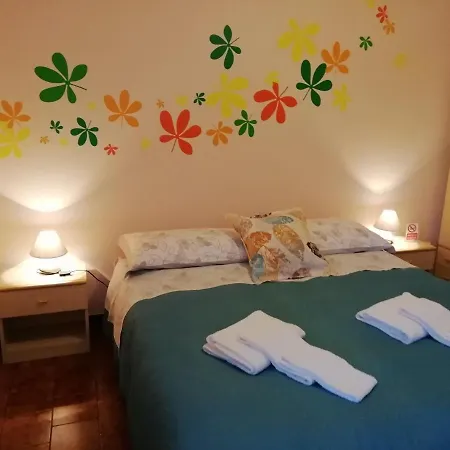 Claudia לינה וארוחת בוקר