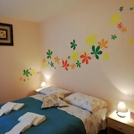 Claudia לינה וארוחת בוקר