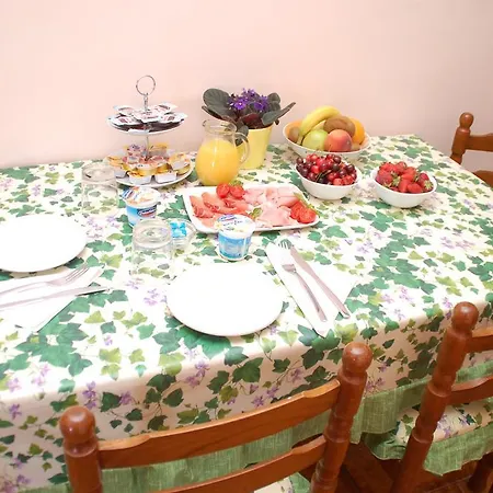 לינה וארוחת בוקר Claudia