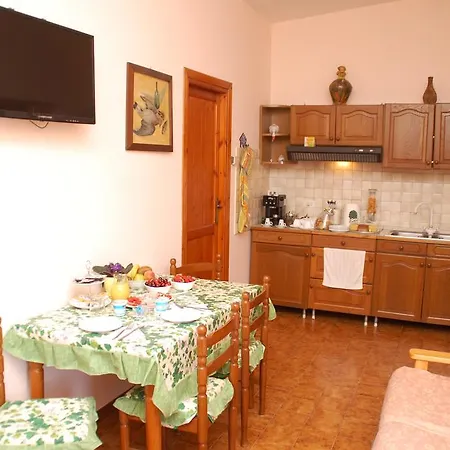 לינה וארוחת בוקר Claudia