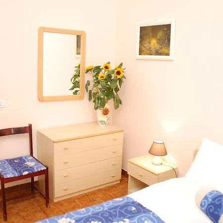 Claudia לינה וארוחת בוקר אנזיו