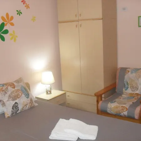 Claudia לינה וארוחת בוקר אנזיו